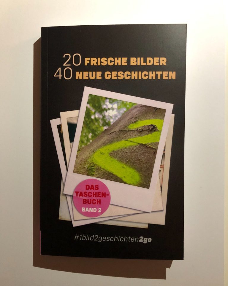 Buchcover schwarz mit Titel und Zusatz #1bild2geschichten2go, Polaroidfotos, darauf Baumstamm mit aufgesprühter Zahl 2